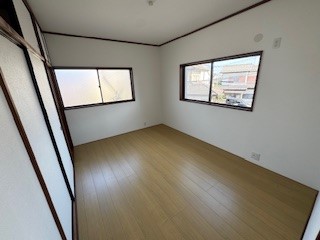 【２階東側洋室】二面採光で陽当たり・通風良好です♪
