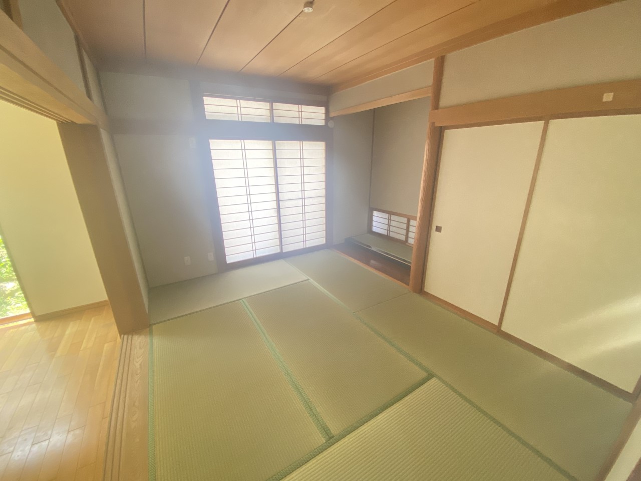 【1階和室】リビングと隣接している和室は必要に応じて仕切りを開閉して個室としても使えます♪