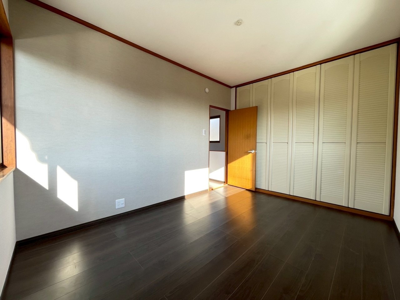 【洋室】壁紙と床を張り替えました♪