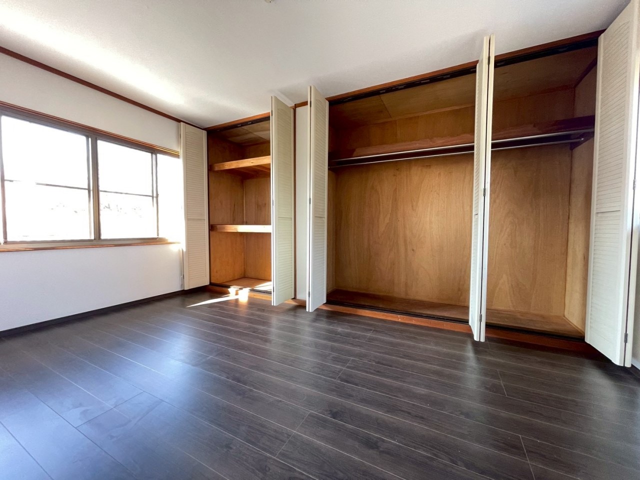 【洋室】壁紙と床を張り替えました♪