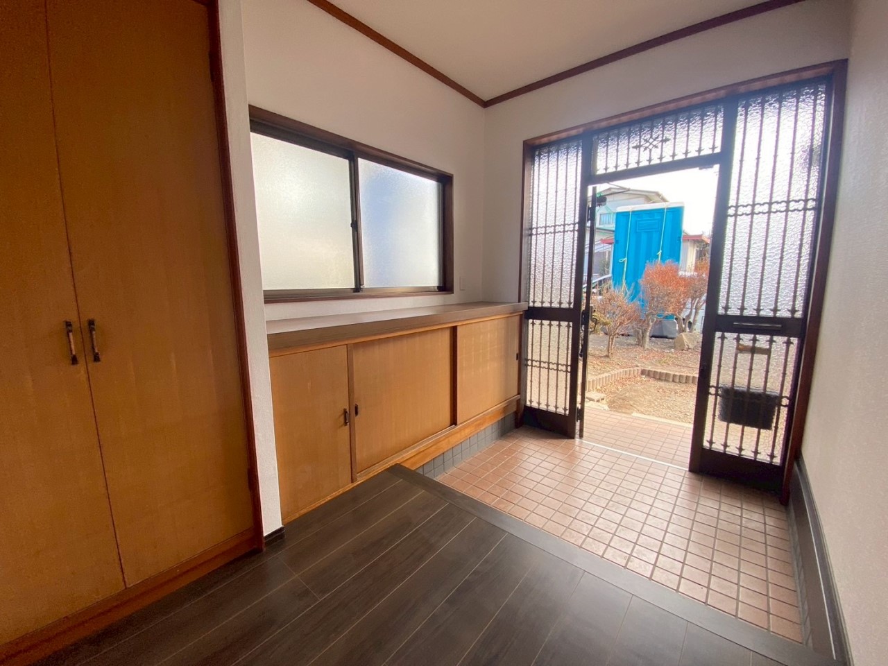 【玄関】自然光が入る明るい玄関です♪