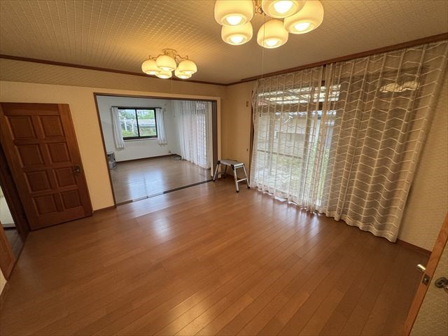 【リビング】キッチンや続き間の和室からも見やすいリビングです♪家族のコミュニケーションが取りやすい設計です（2025年6月撮影）