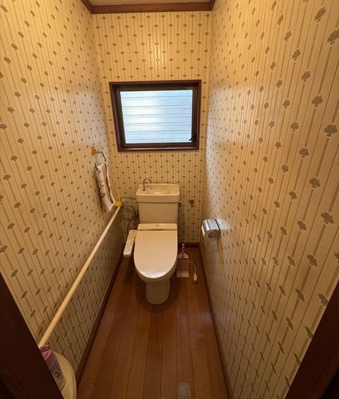 【トイレ】手すりのついたトイレのため、足腰の弱い方にも安心です。窓も付いているので空気の入れ替えもしやすくなっています♪（2025年6月撮影）