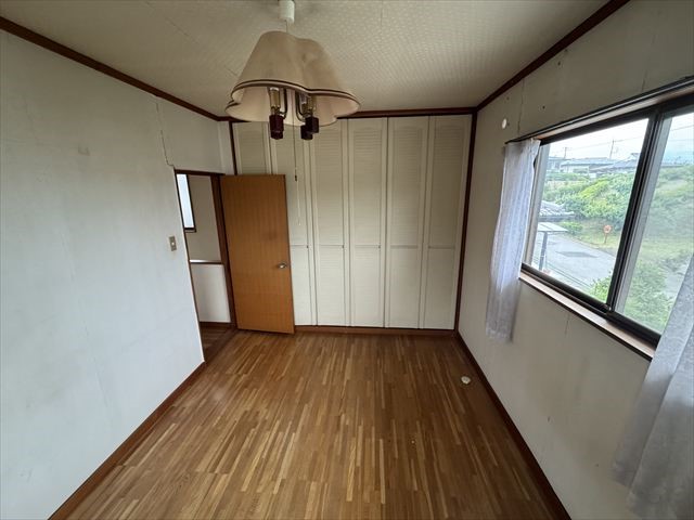 【2階洋室】和室と洋室が続き間になっている間取りです。仕切りを開けることで、2つの部屋を一体として広く使うことができます（2025年6月撮影）