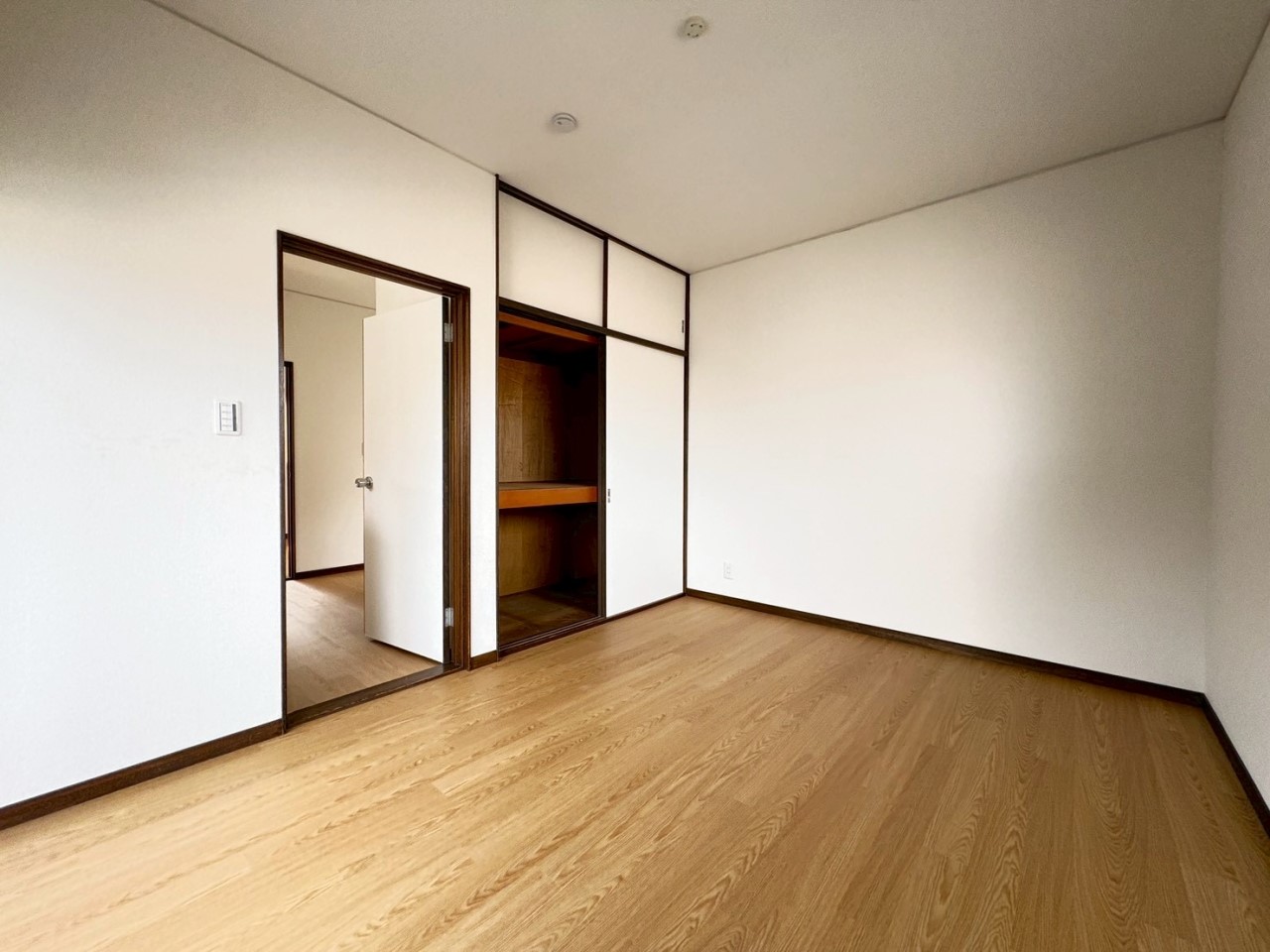 【洋室】2階のお部屋全てに収納がございます♪
