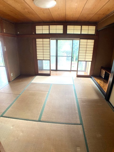【1階和室】リビングと隣接している和室は必要に応じて仕切りを開閉して個室としても使えます♪
