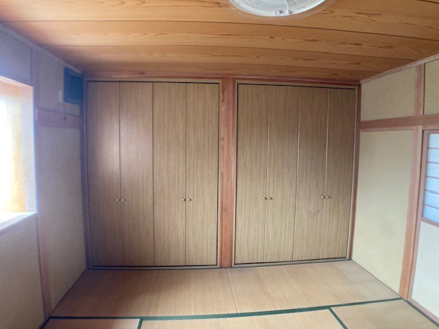 【2階8帖和室収納】幅・奥行もたっぷりとある押入れ2か所♪お布団等の収納に便利です