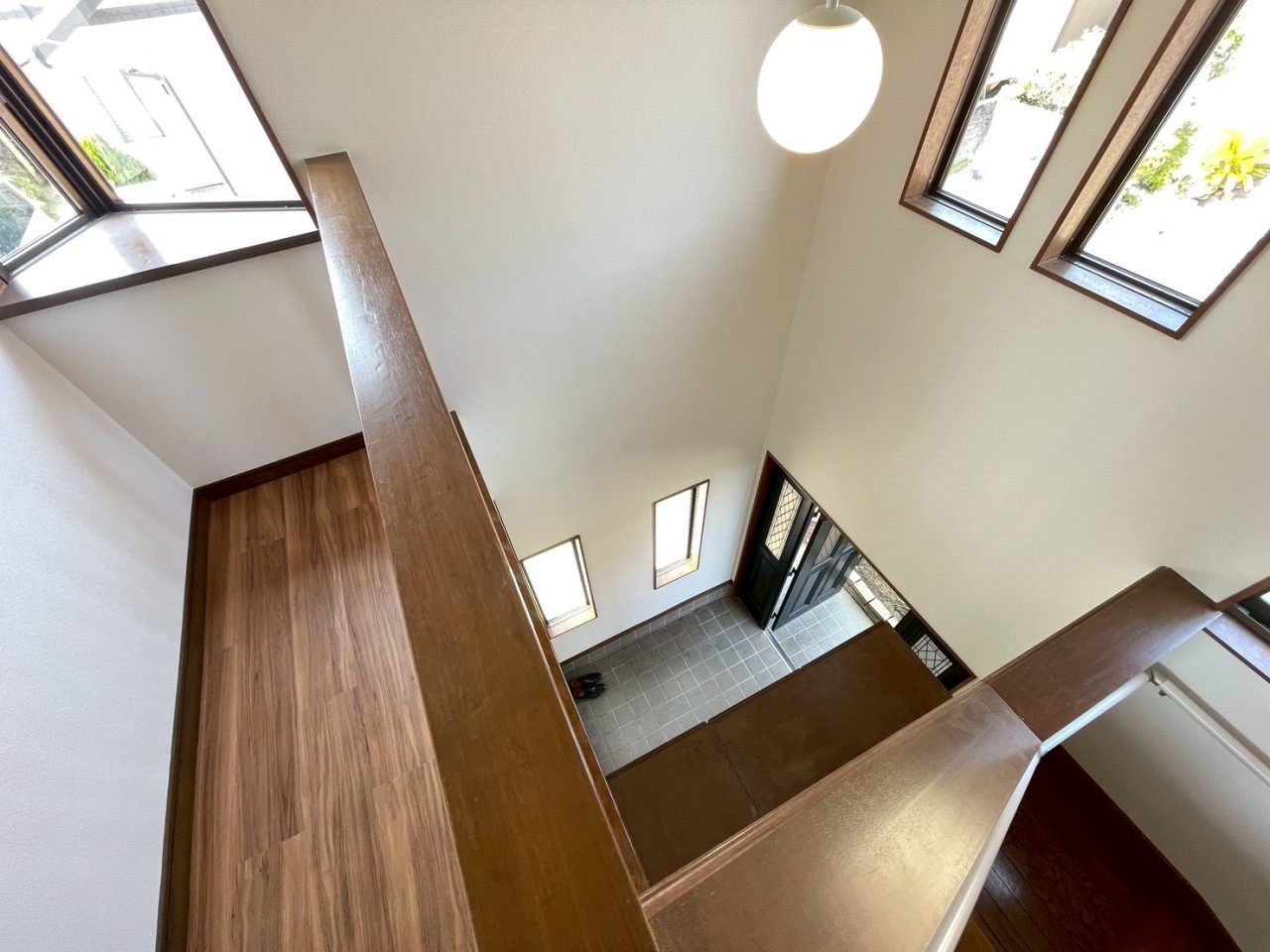 【玄関】吹き抜けになっているので、開放感があります♪