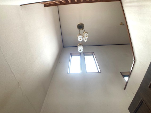 ぱっと明るい吹抜け玄関◎効率的に換気もできます