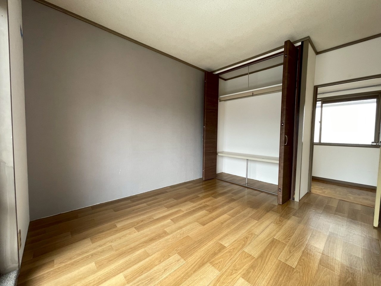 【洋室】2階のお部屋全てに収納がございます。