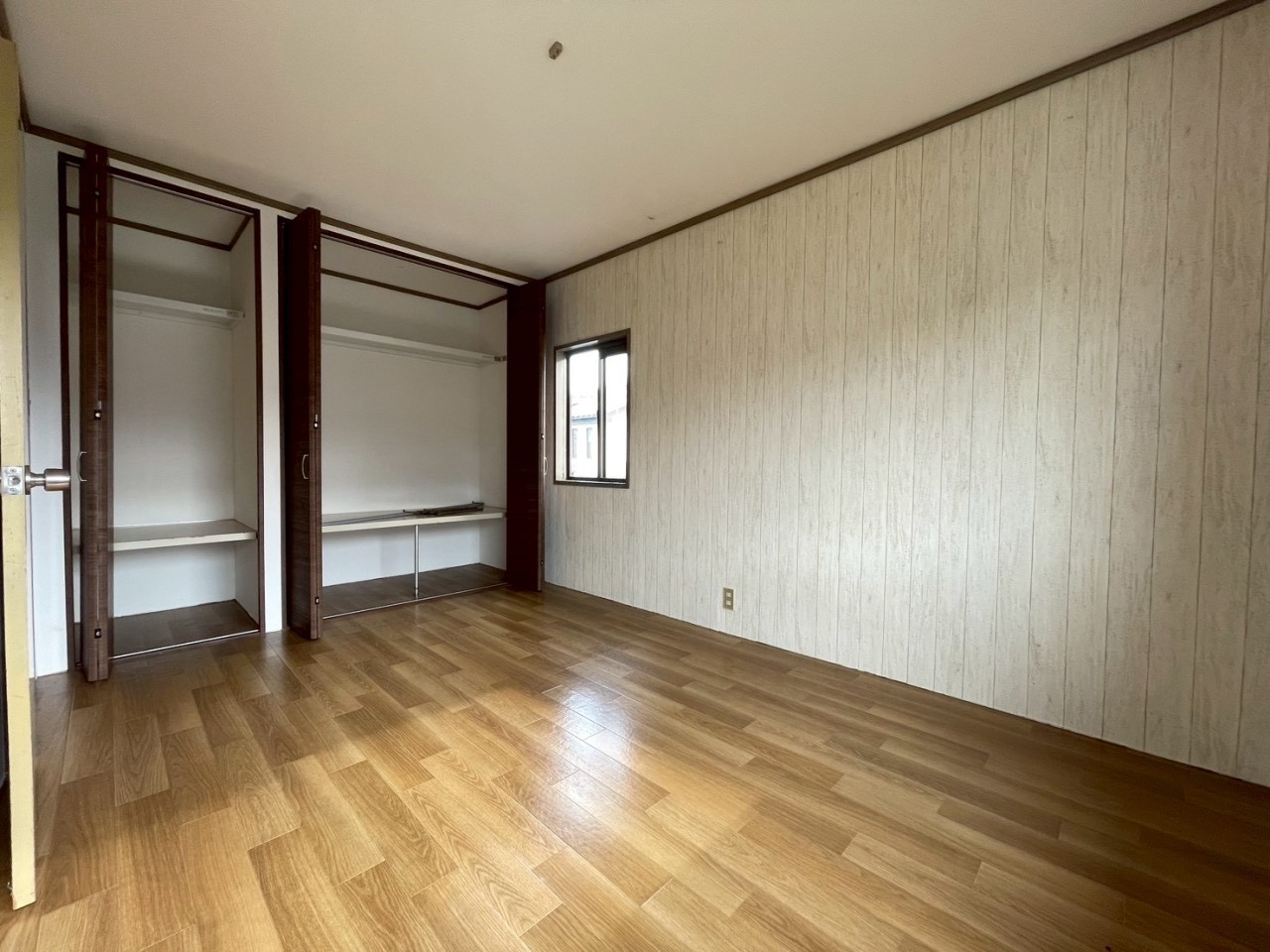 【洋室】光の入る明るいお部屋です。