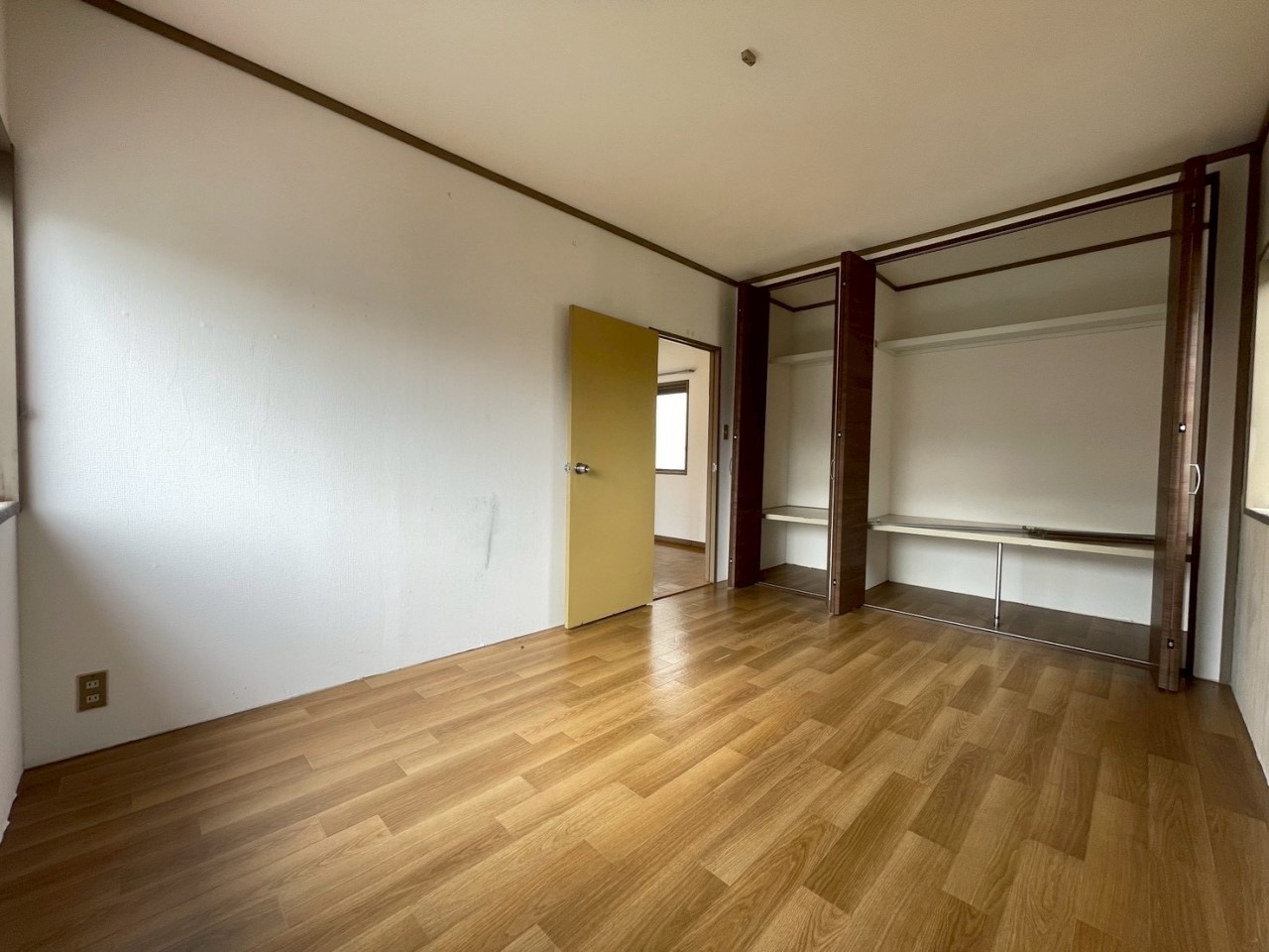 【洋室】大きなクローゼットがある6.5帖のお部屋です。