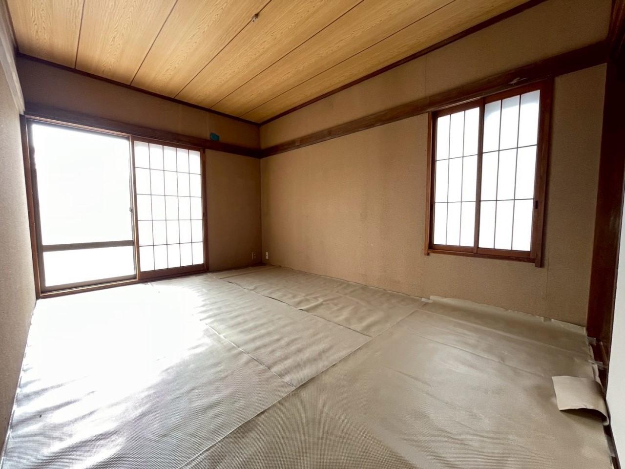 【和室】窓が2つあるので、明るく風通しの良いお部屋になっております。