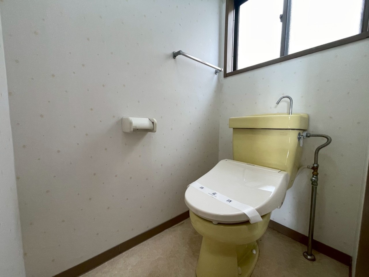 【トイレ】換気に便利な小窓付きです。