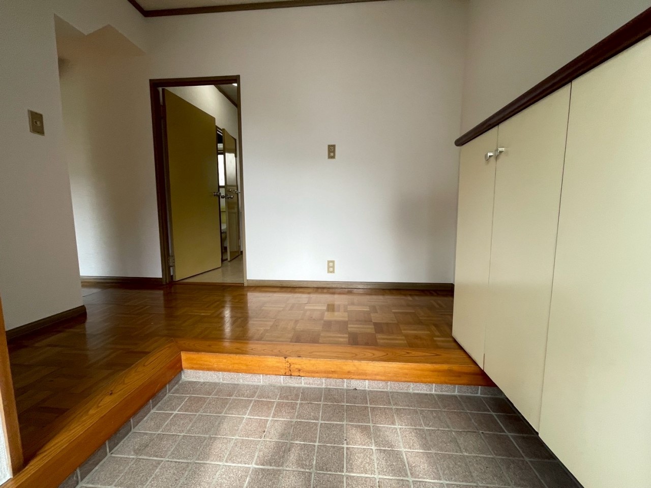 【玄関】下駄箱付きです。