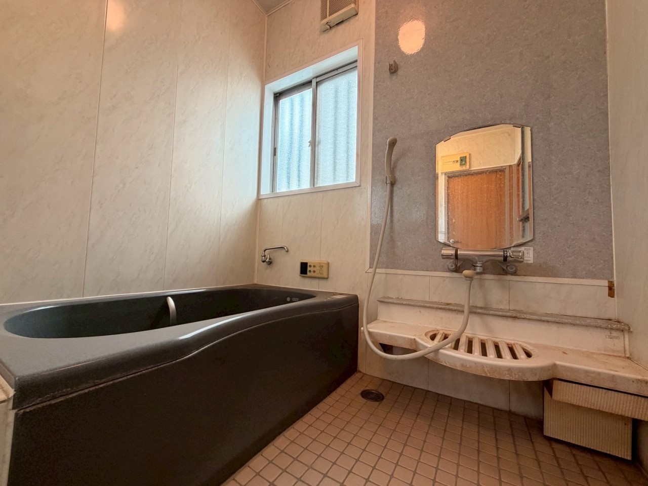 【浴室】窓のある浴室なので空気の入れ替えも楽ちんです♪