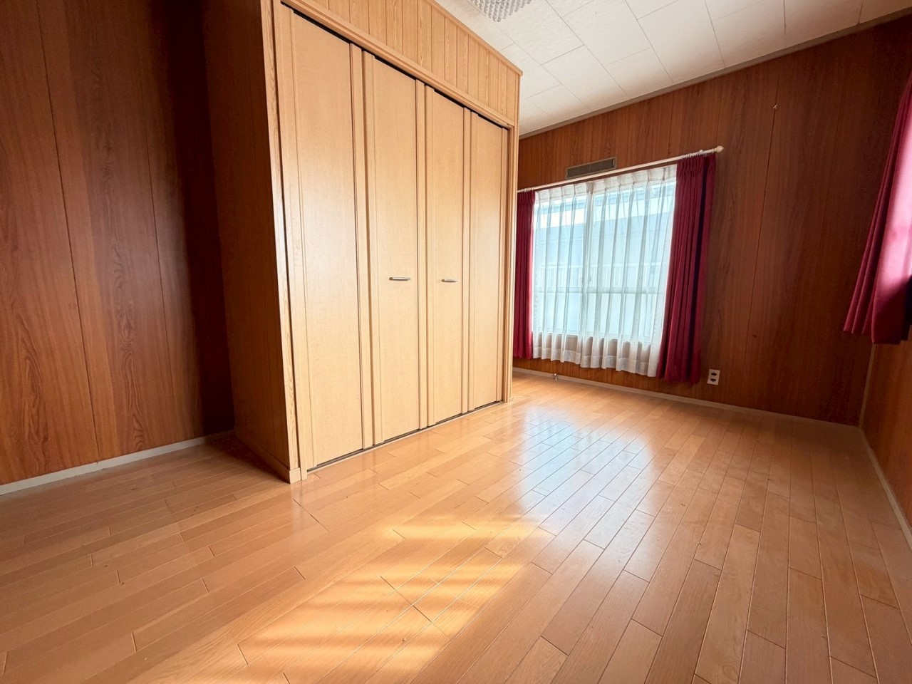 【洋室】寝室としてもランドリースペースとしても利用できます。