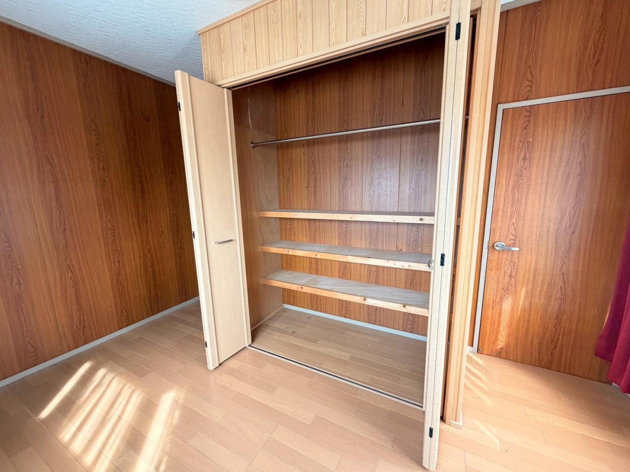 【洋室収納】棚とポール設置済みです。