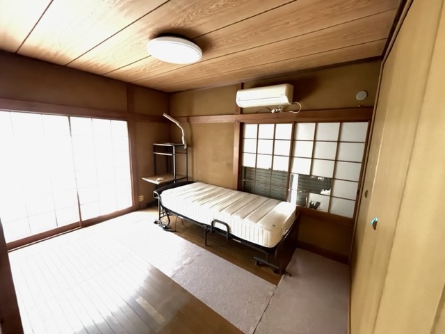 【1階和室】リビングと隣接している和室は必要に応じて仕切りを開閉して個室としても使えます♪