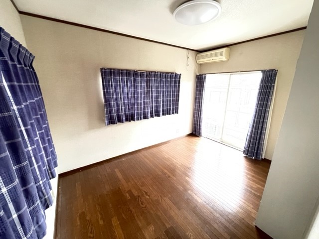 【2階東側洋室】大きな窓から陽光をたっぷりと取り込み部屋全体を明るくしてくれます♪