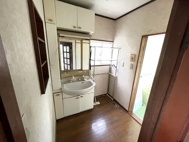 【洗面脱衣室】洗濯機を置いてもゆとりある広さの洗面脱衣室です♪洗面台には小物がしまえる収納スペースもございます♪