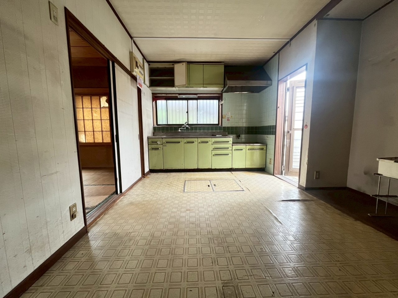 【ダイニング】窓や勝手口から優しい光が入ってきます。