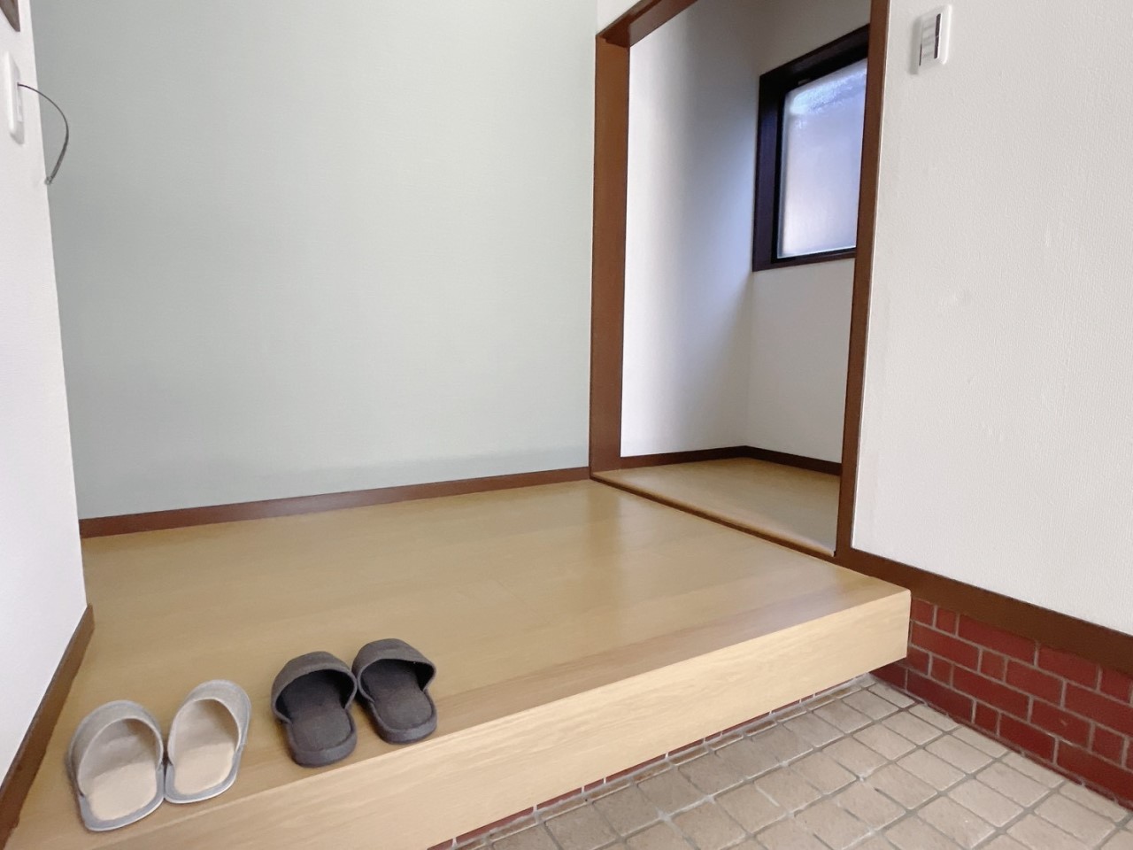 【玄関】広々とした土間スペースが特徴の玄関！ベビーカーやアウトドア用品置けるゆとりがあります♪