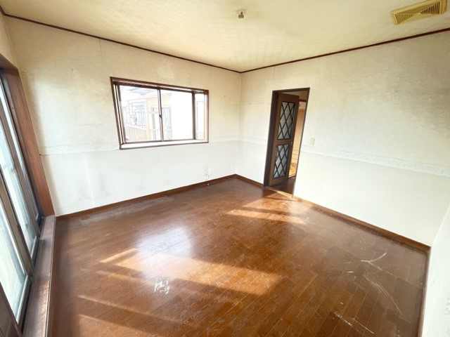 【洋室】8帖　3面採光で陽当たり通風良好◎