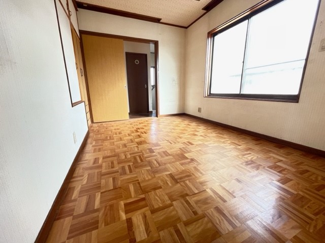 【洋室】大きい窓から光と風が入ってきます♪