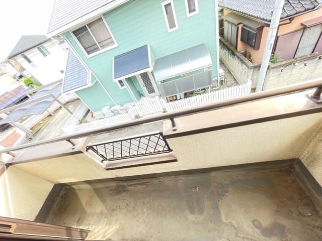 【ベランダ】屋根があるので、急な雨でも安心♪