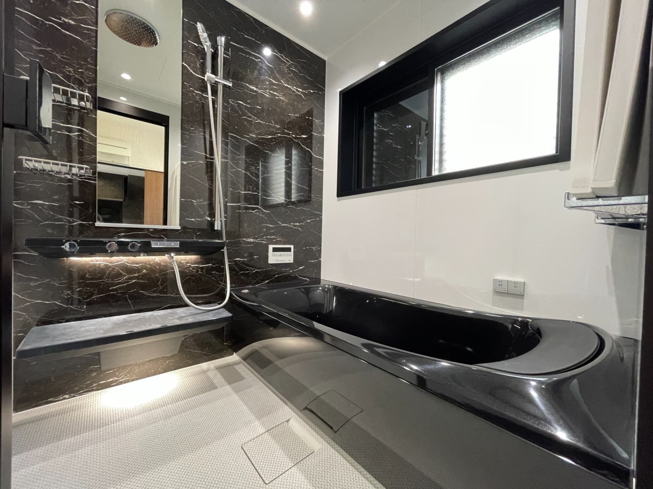 【浴室】黒を基調とした落ち着いた浴室