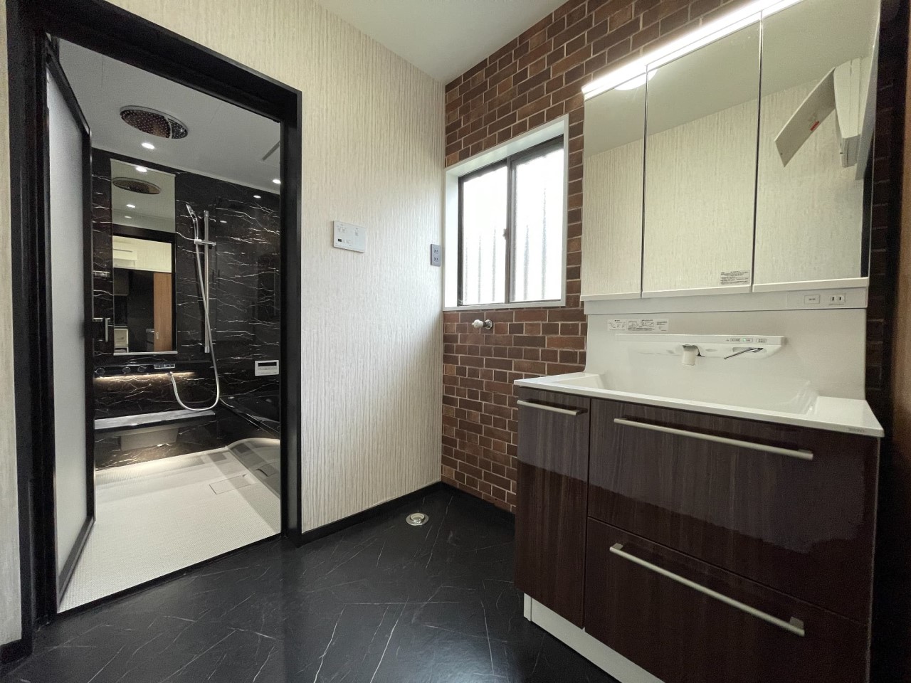 【洗面所】化粧台の3面鏡は支度に大助かり♪