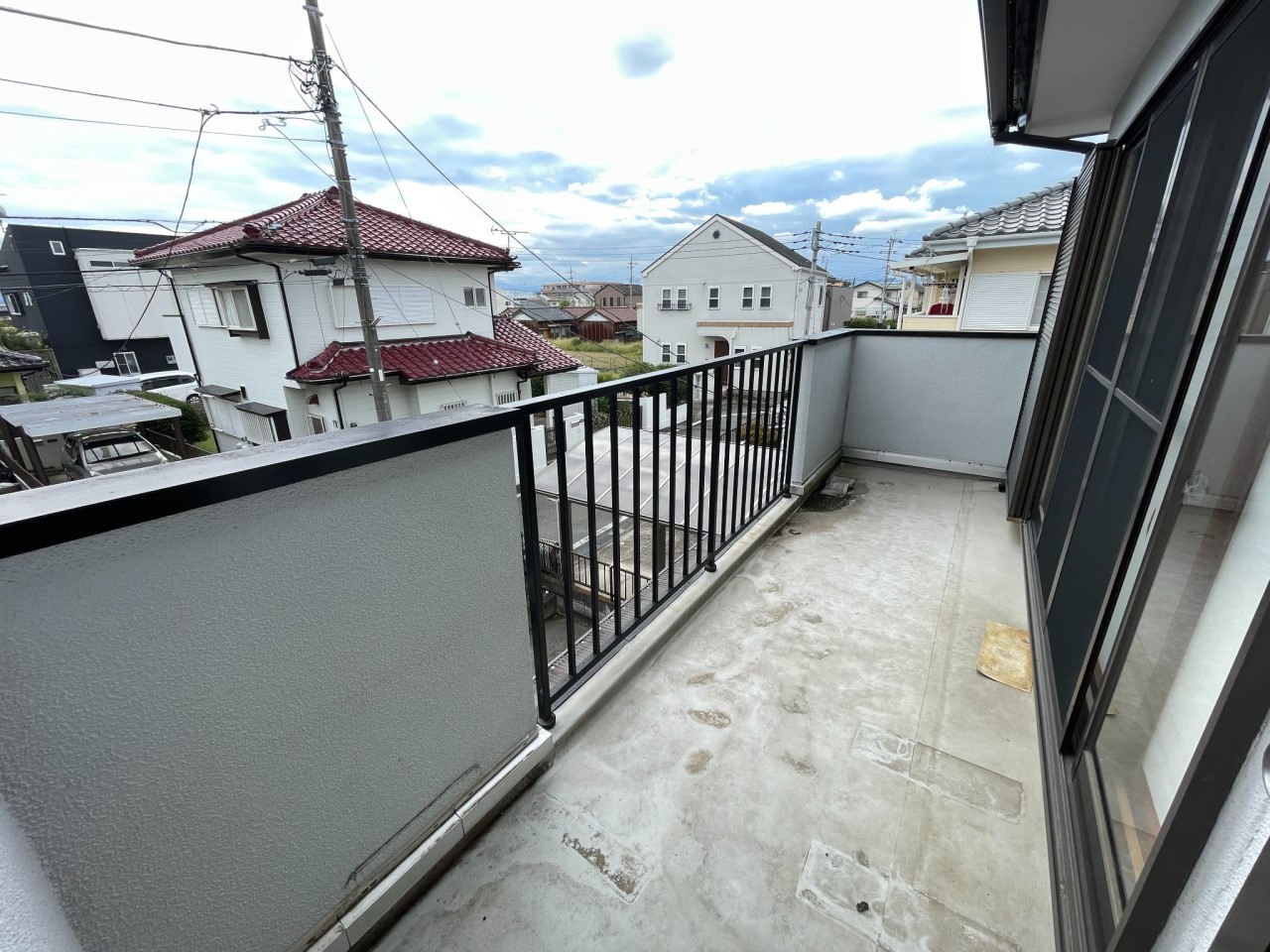 【バルコニー】広々としているので、洗濯物もたくさん干せますね♪