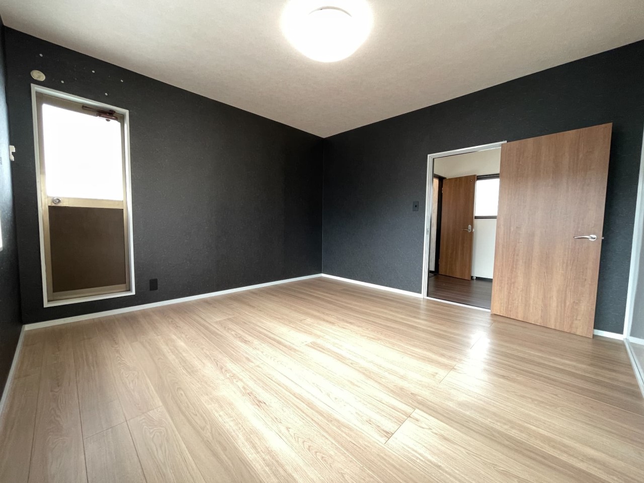 【洋室】バルコニーへの出入りができる洋室♪