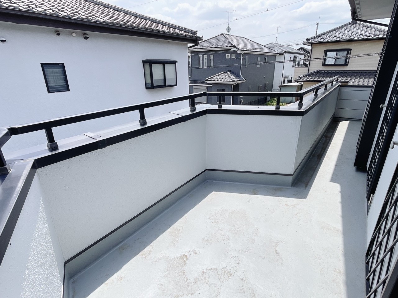 【バルコニー】２階各居室から出入りが可能です♪