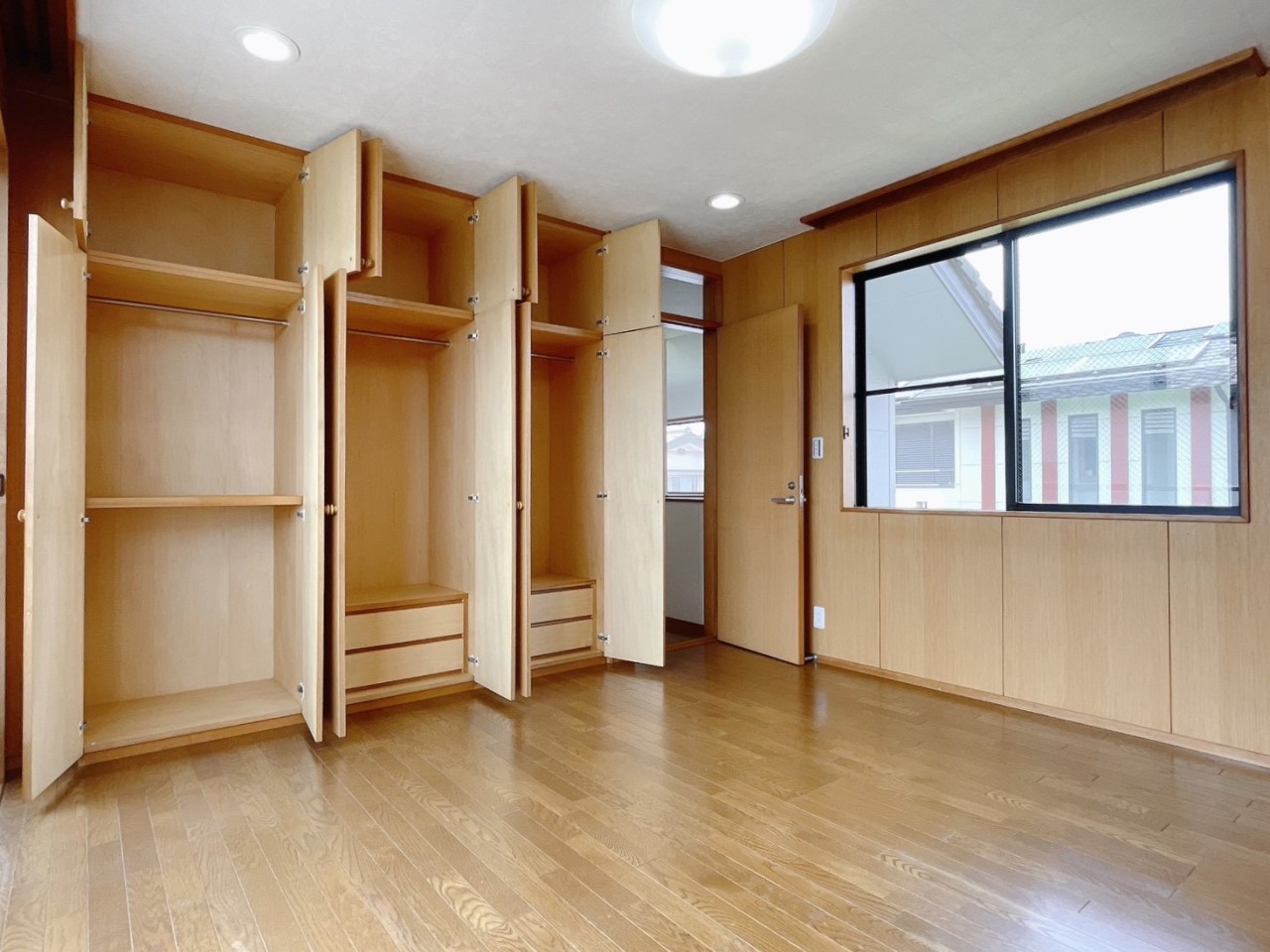【東側洋室】中を見て納得の機能美。家具要らずで部屋がすっきり片付く大容量デザイン収納