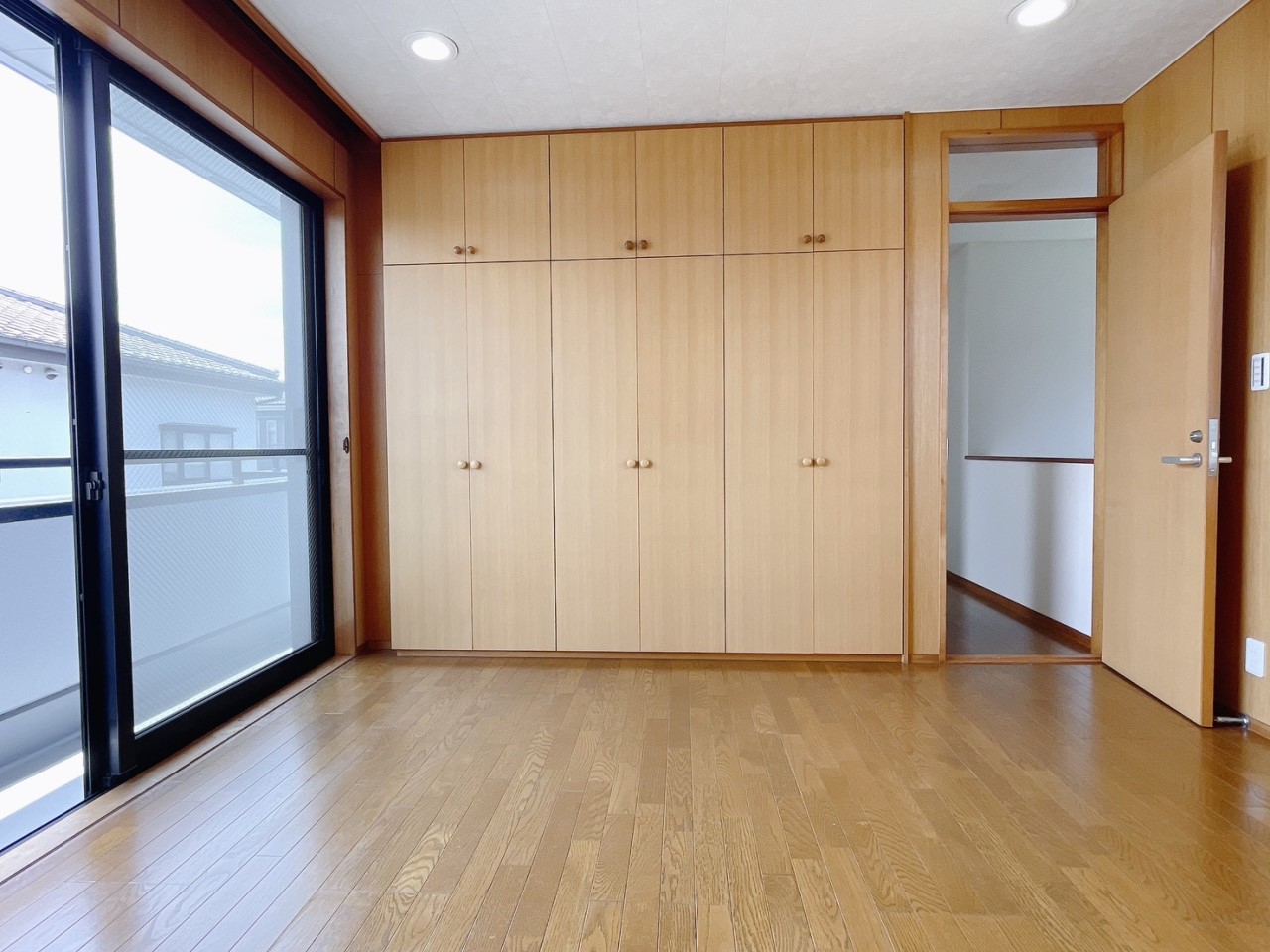 【東側洋室】階段からすぐの好動線！バルコニーと大型収納を備えた、開放感ある明るい洋室