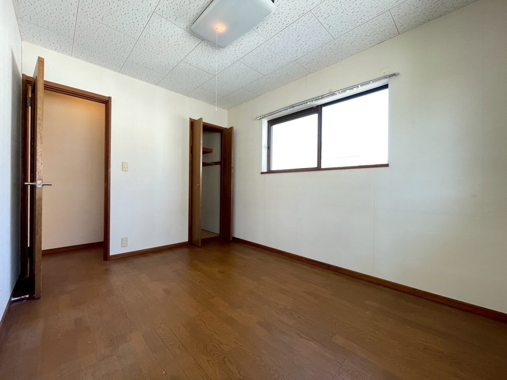 【洋室】2階の全部の居室には窓が2つずつあるので、風通し良好です◎