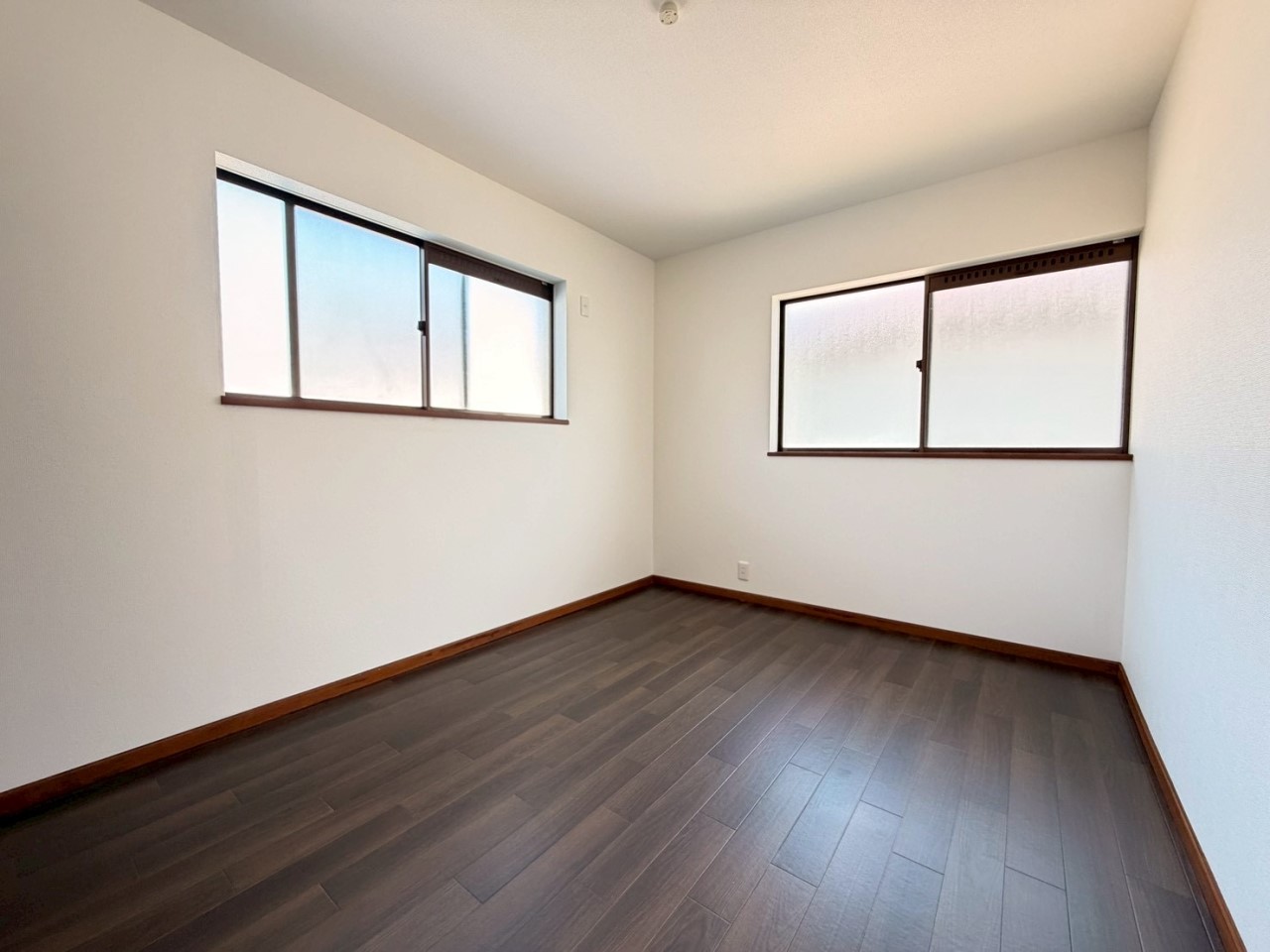 【洋室】2階の全居室には窓が2つずつあるので、風通し良好です◎