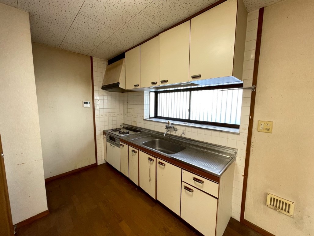 【キッチン】窓から光が差し込む、明るいキッチンです♪  