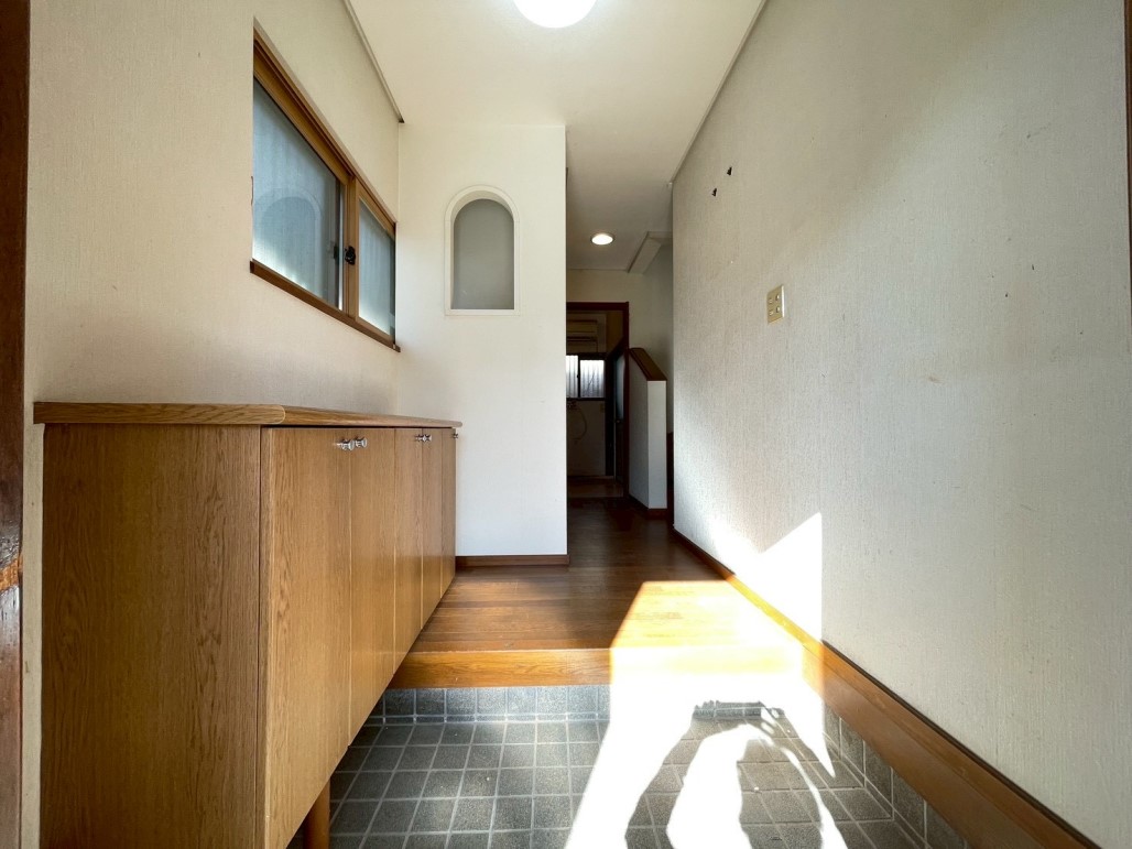 【玄関】下駄箱の上やニッチには、写真立てや思い出の品が飾れます♪