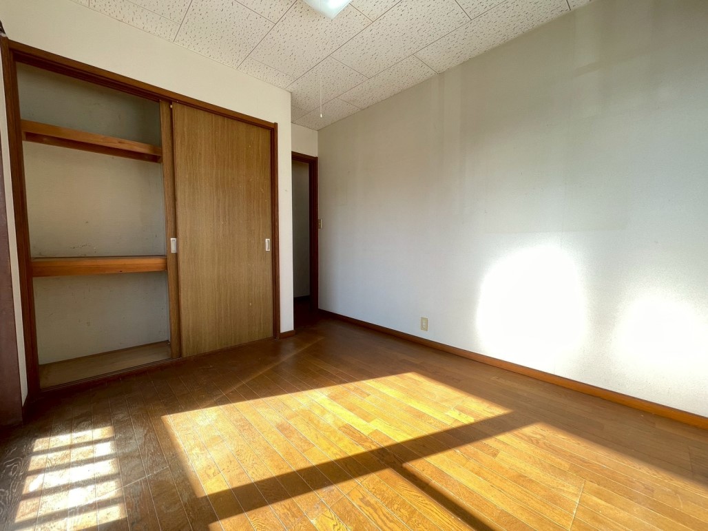 【洋室】2階の全部の居室には収納がございます。季節ものなども収納できますね♪