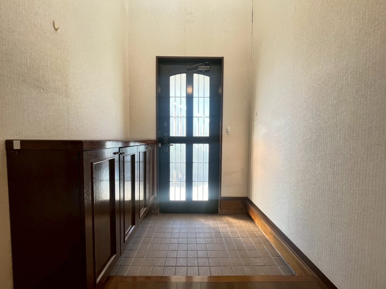 【玄関】玄関は吹き抜けになっているため、明るく解放感があります♪