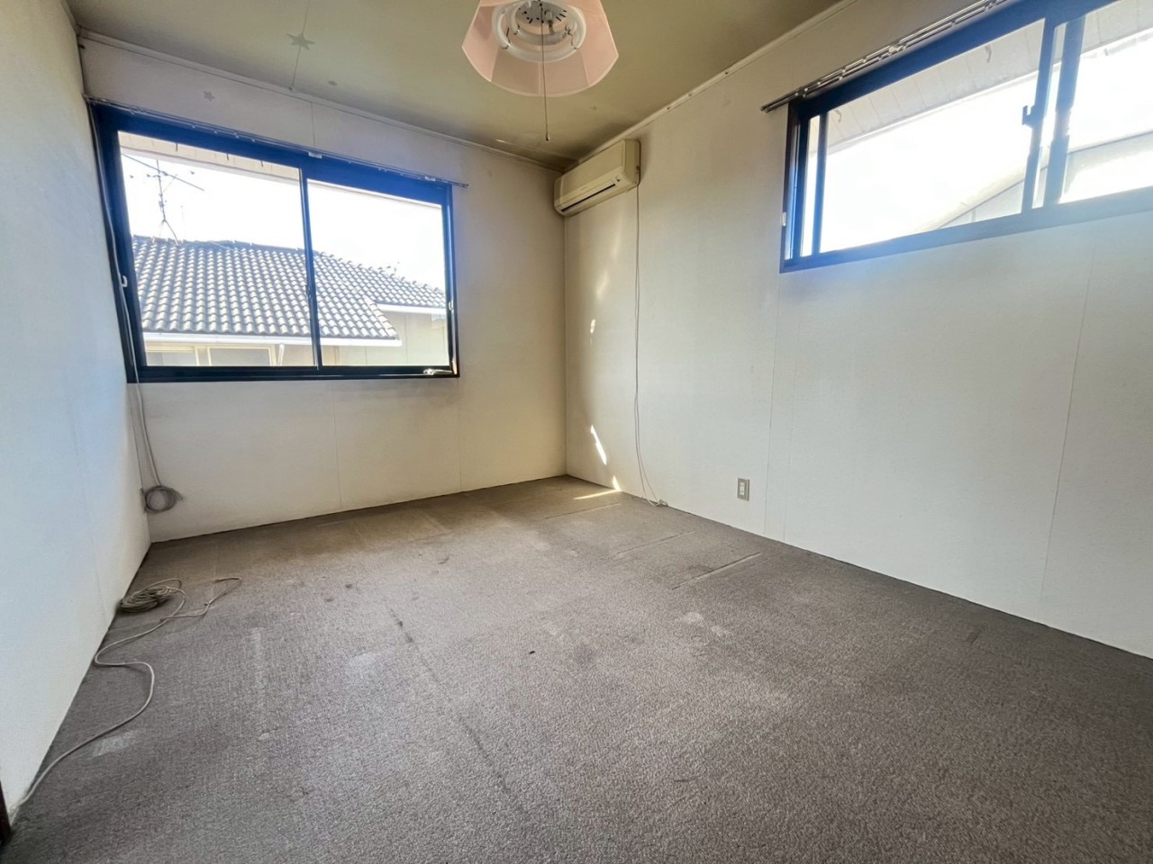 【洋室】2面採光で明るい洋室♪