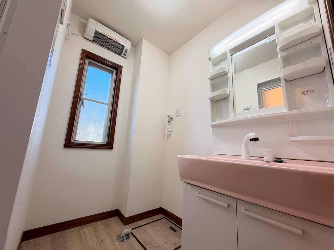 【洗面脱衣所】新しい化粧台に交換します♪  ※リフォーム前写真