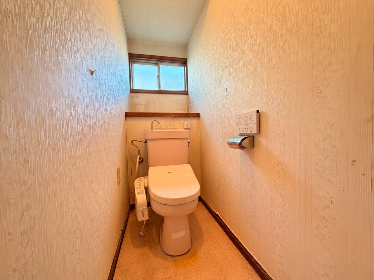 【トイレ】壁紙と床の張替、便器を設置いたします♪  ※リフォーム前写真