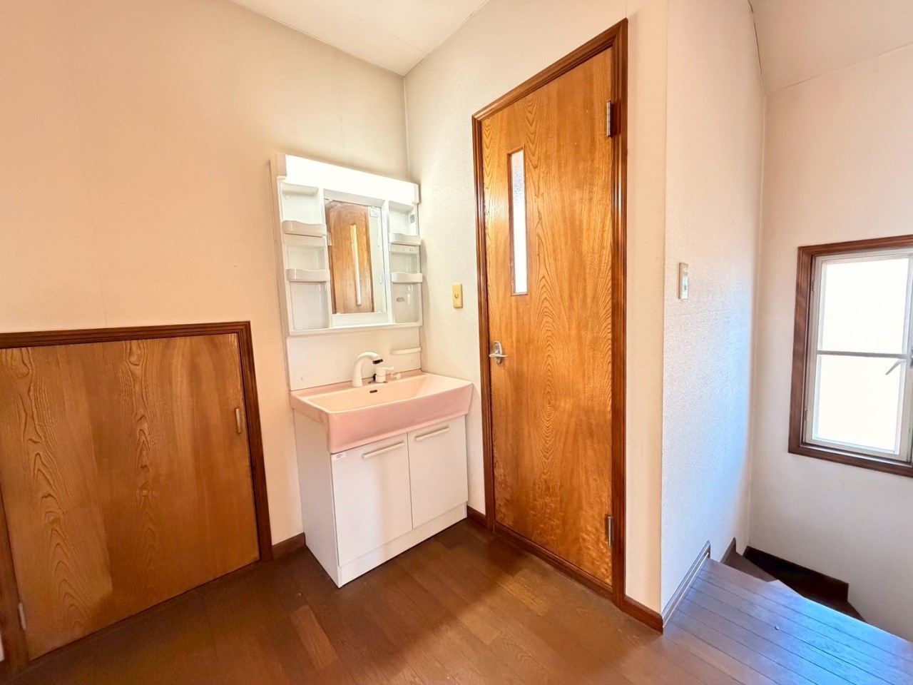 2階のホールにも洗面台があるので、朝の忙しい時間帯に大助かり♪  