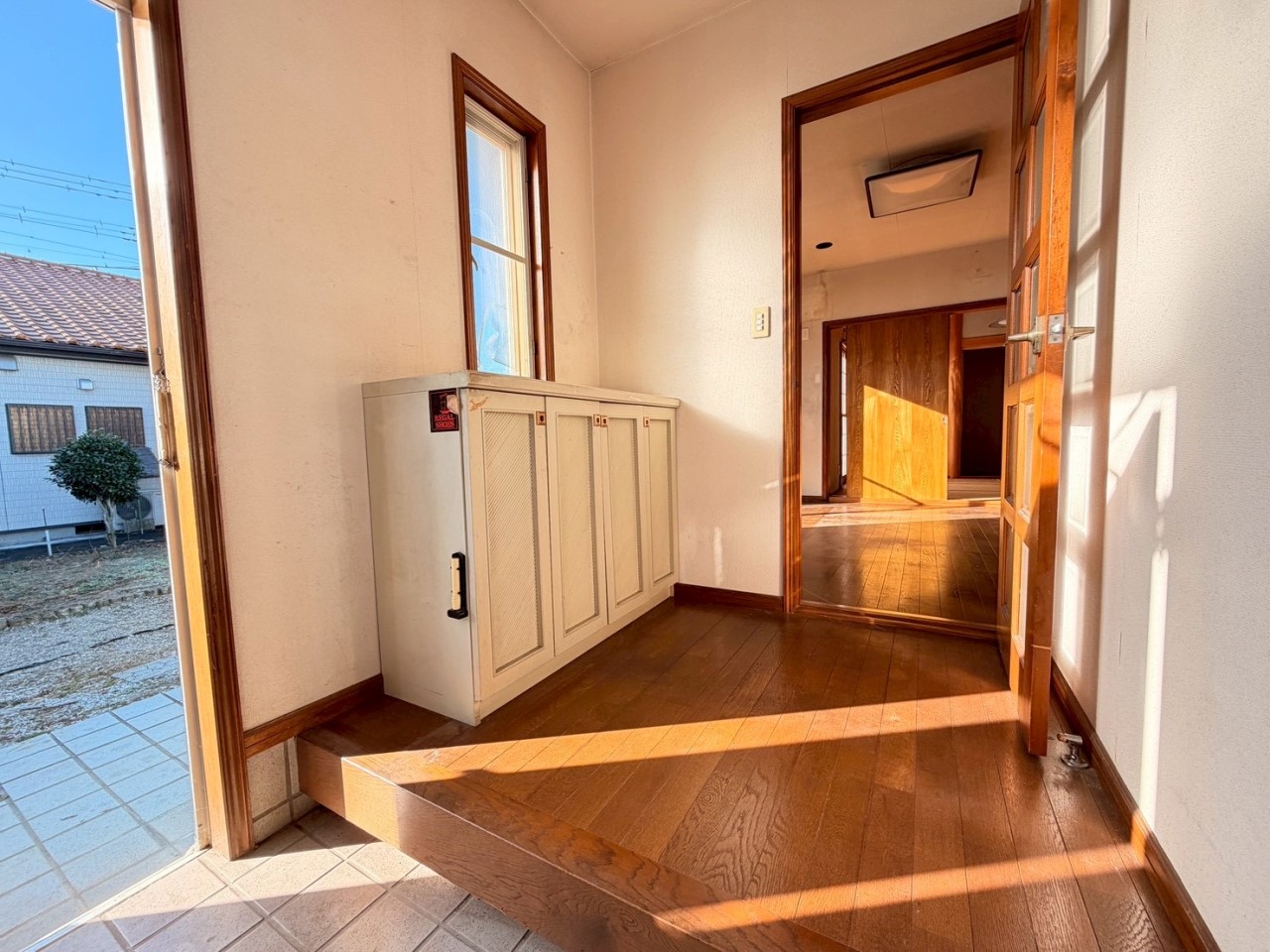 【玄関】自然光が入る明るい玄関です♪  ※リフォーム前写真