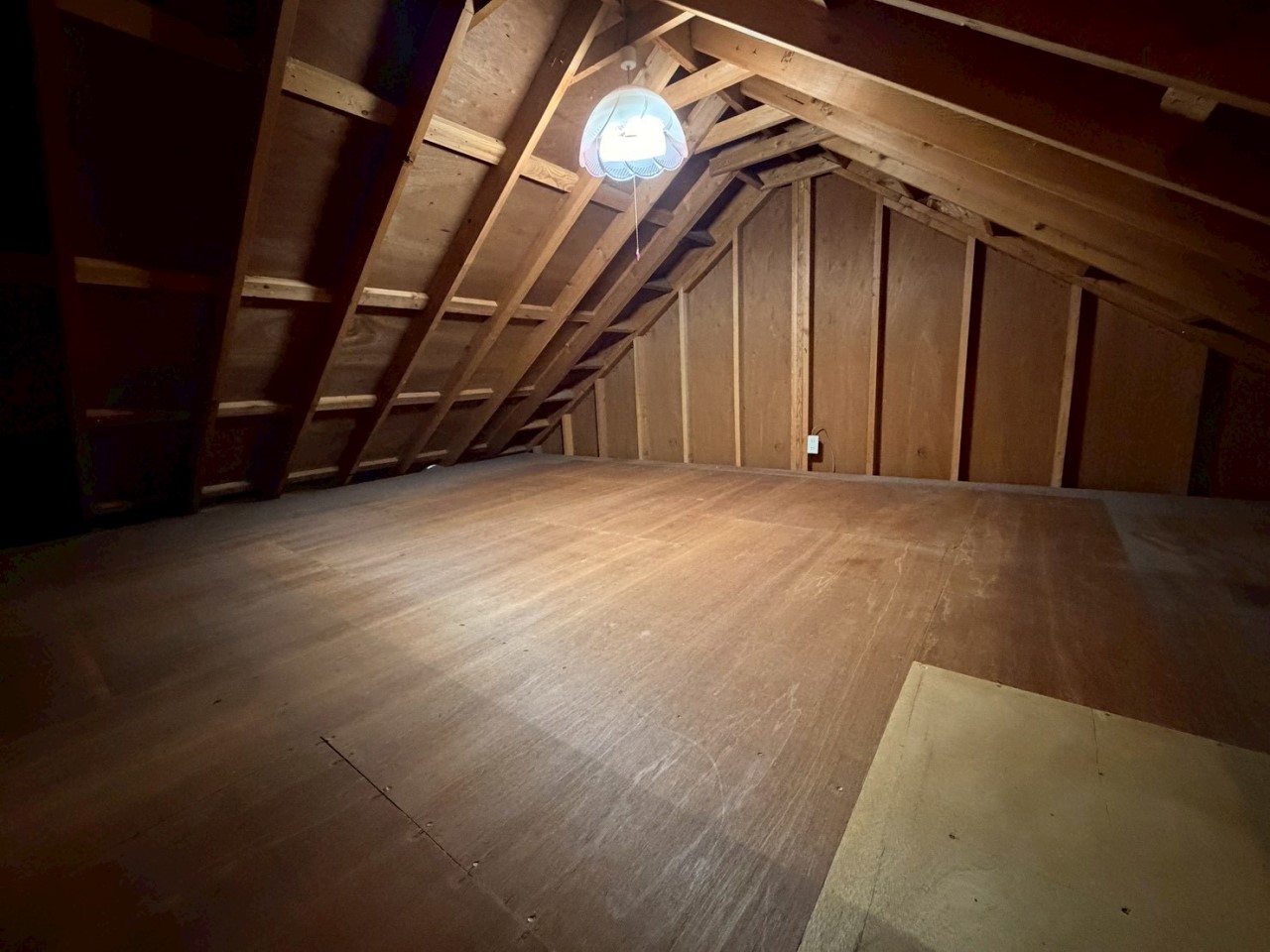 【小屋裏収納】たくさん収納できます♪  ※リフォーム前写真