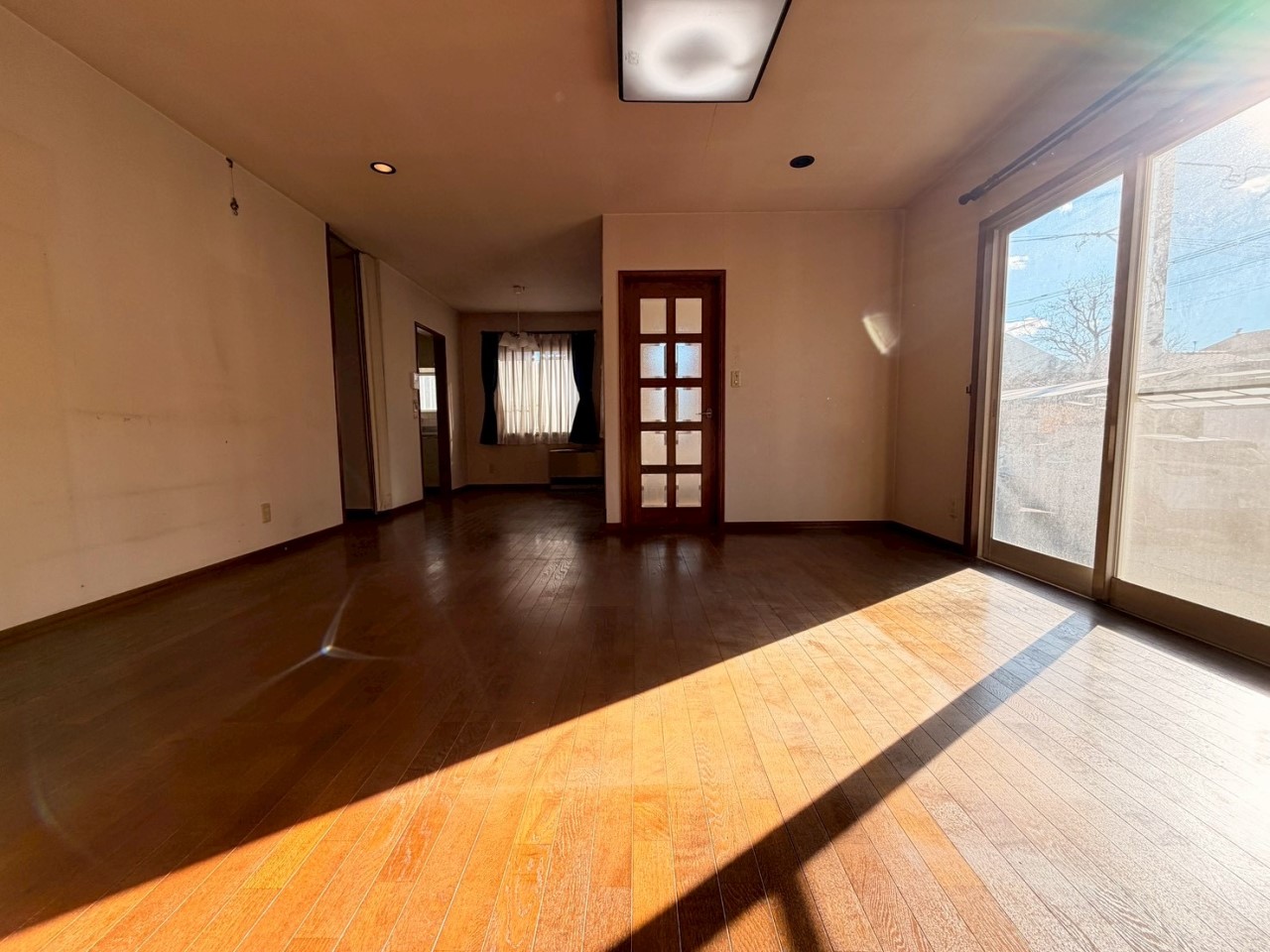 【リビング】窓からぽかぽかした光が入ります♪  ※リフォーム前写真